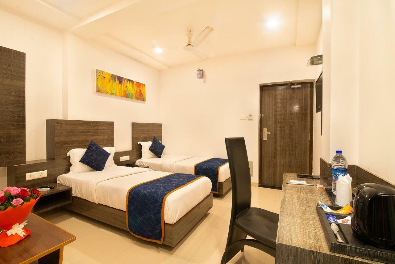 Hotel Sheetal Plaza Surat Exterior foto